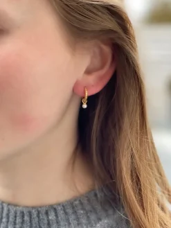 Smykkekæden Isabell Øreringe i Forgyldt Sølv med Perle
